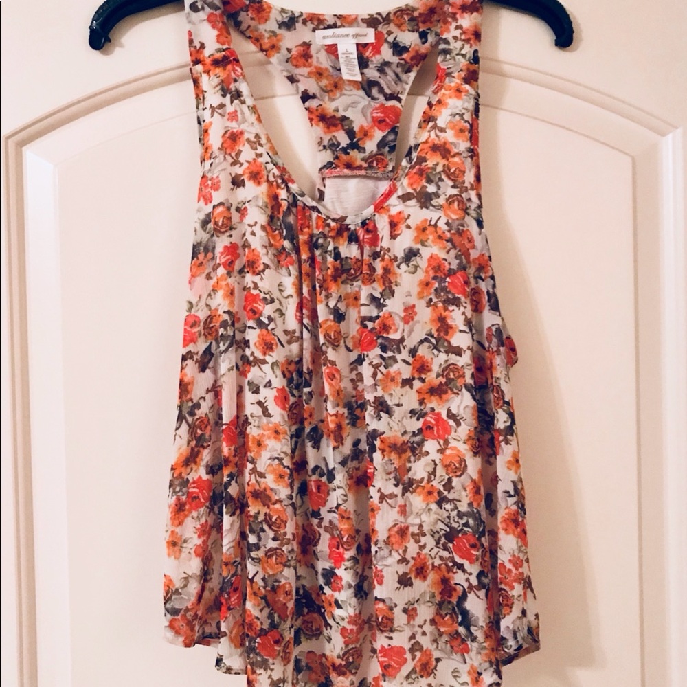 Floral T-split back blouse! Great fit!
